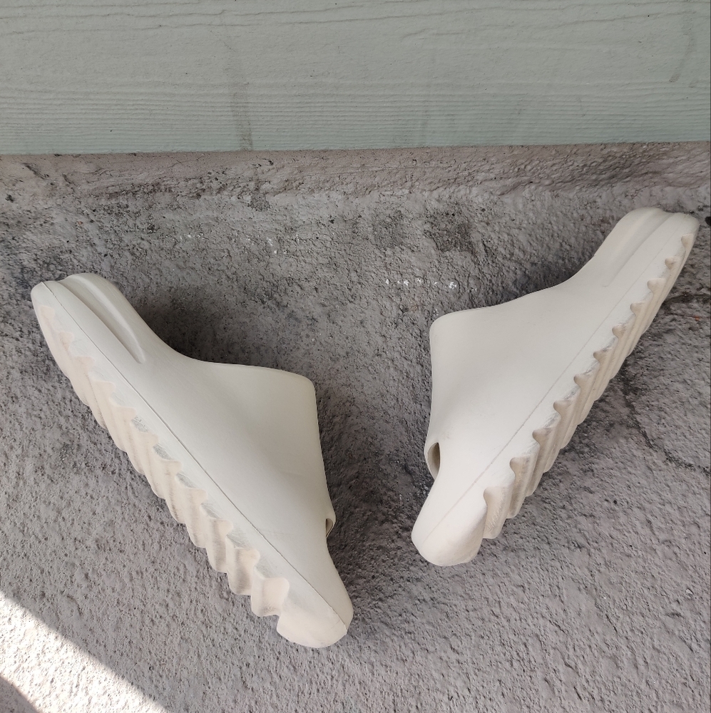 Yeezy Cream Slide Sandals - Picture 2 of 5
